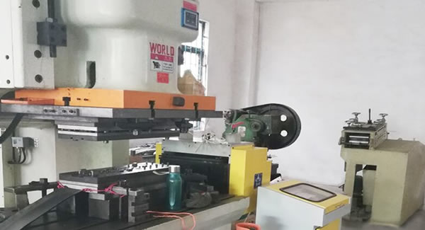 廣有五金新增合頁(yè)生產(chǎn)設(shè)備,能生產(chǎn)8-10MM厚度的合頁(yè)?