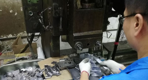 提倡天道酬勤,勤能補(bǔ)拙觀念，提高東莞合頁(yè),東莞鉸鏈,東莞不銹鋼合頁(yè)的生產(chǎn)能力